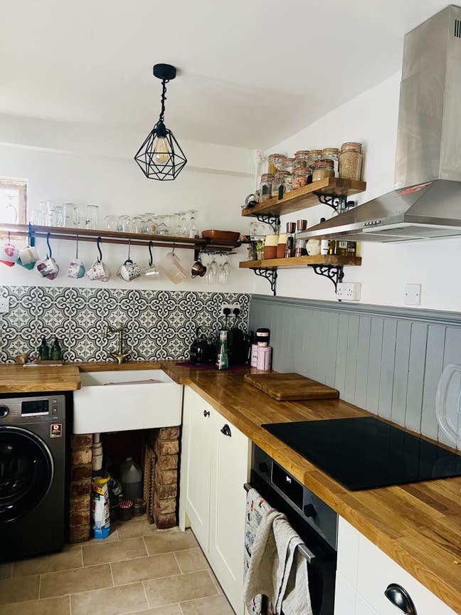 Fully furnished 2 bed town centre - entire house Main Photo