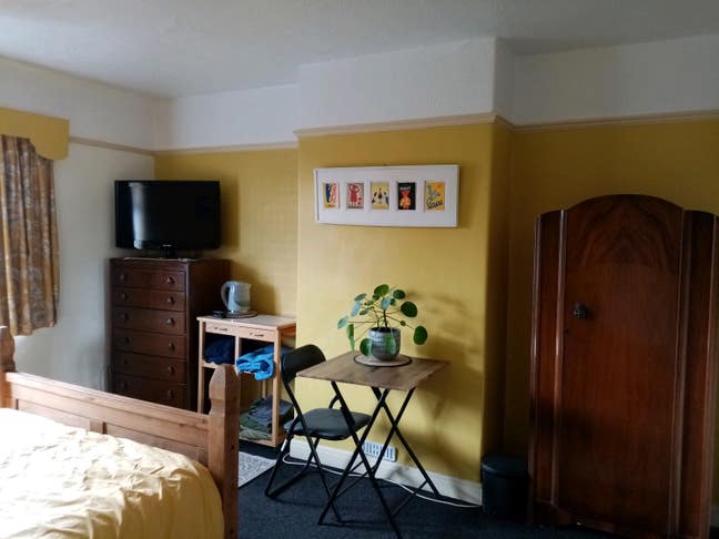 Double furnished bedroom Main Photo