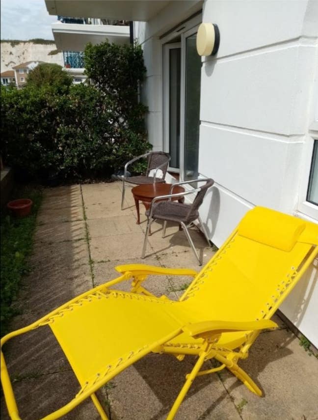 Large Bright Room - Own Patio -Beach -Free Parking Main Photo