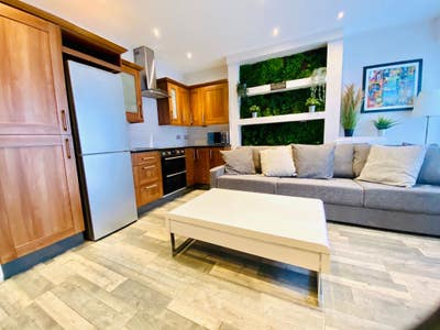 🏠 Centre Chorlton 🚃 shops, bars + metro 🚃  Main Photo