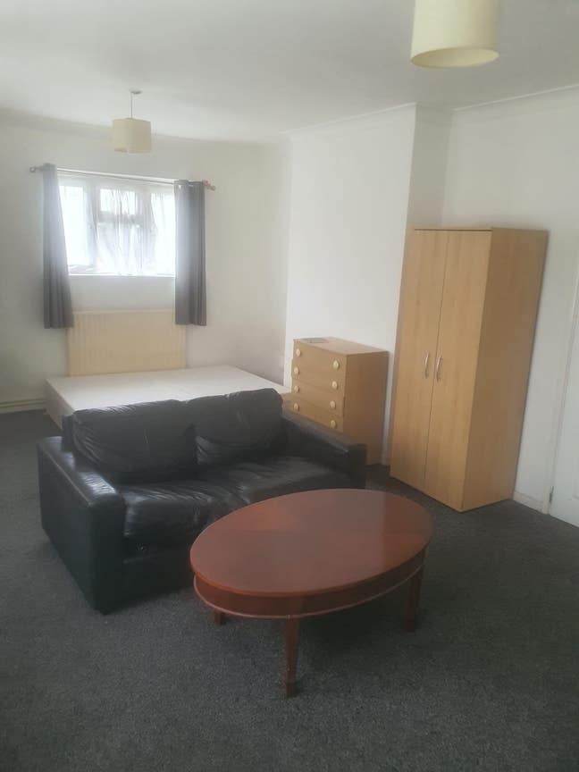 Massive double room, fully furnished, WIFI  Main Photo