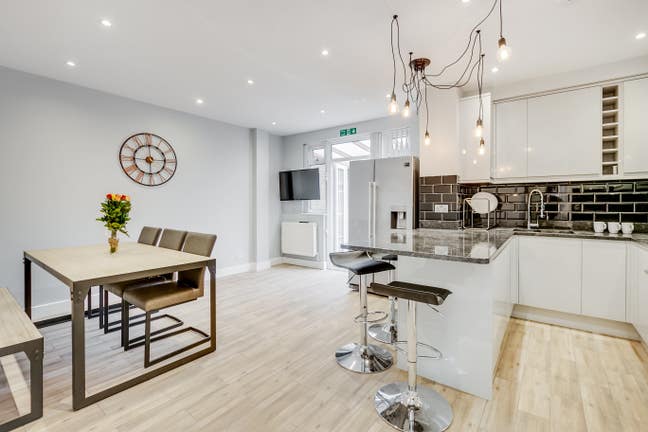 Double Room In Ealing with all bills inc. Main Photo