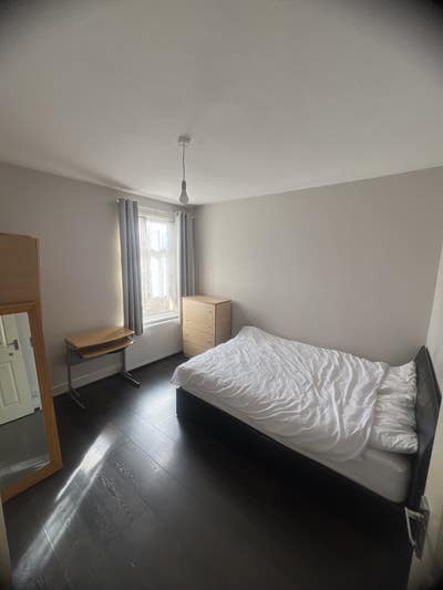 Double room available, furnished, close to Ilford  Main Photo