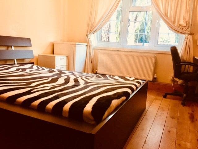 Large Double Rm near DLR, 10 mins to Canary Wharf Main Photo