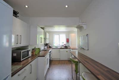 Room in a Modern House Share  Main Photo