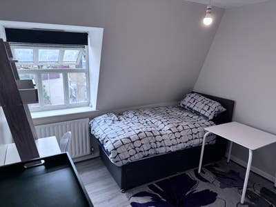 Large Size Room With Single Bed In Nine Elms Main Photo