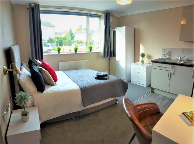 Comfortable Serviced Studio with Ensuite Near Qeh Main Photo