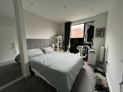 Double room in modern flat by Kew Bridge Main Photo