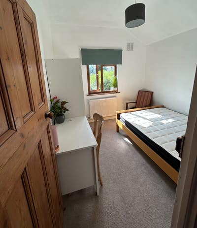 Double bedroom in renovated house with garden Main Photo