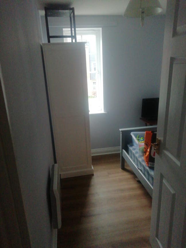 Small room fantastic location close to town Main Photo