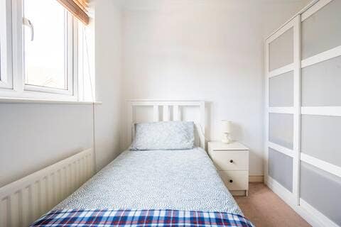Single Room - Quiet Sought After Area - Grays Main Photo