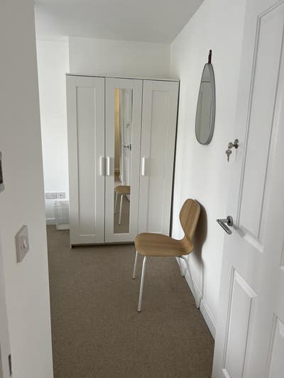 5 Min Walk to Mph Immaculate Flatshare Main Photo