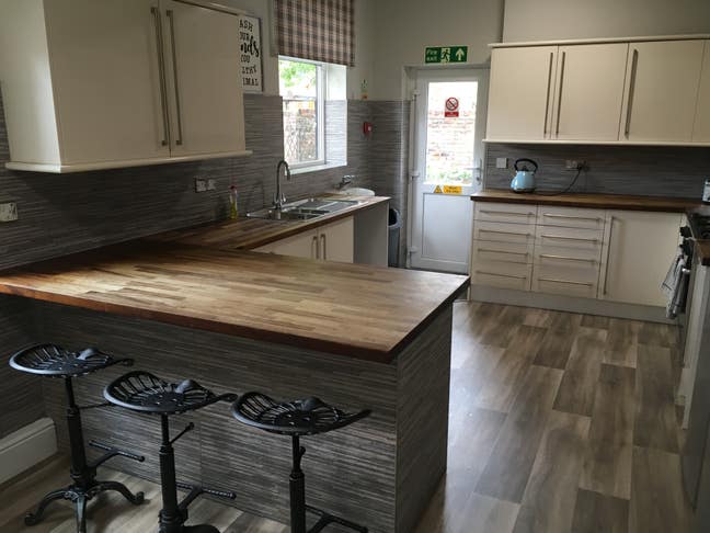 Professional House Share - all bills Inc!  Main Photo