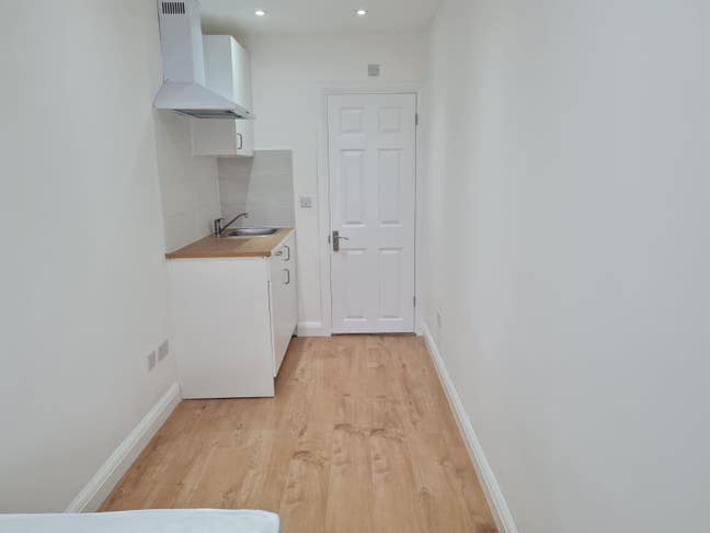 New Studio room(FEMALE) Bills Included, Hayes. Main Photo