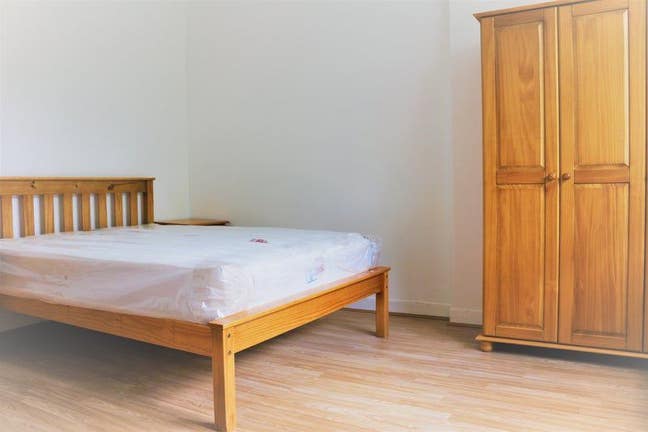 Lovely double room and living room to let Main Photo
