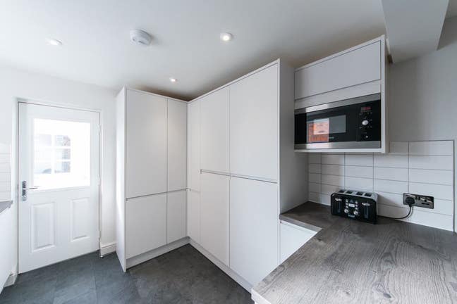 A Beautiful Home - Close to Mainline Station Main Photo