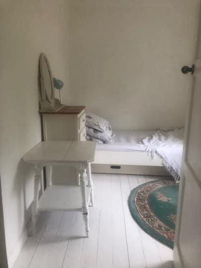 Single room in chilled family house Main Photo
