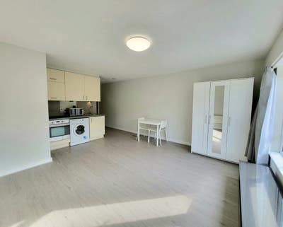 Large studio flat , Close to Colindale station Main Photo