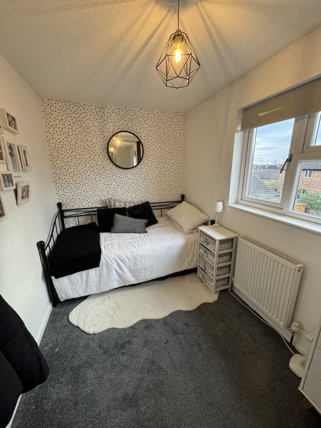 Single/small double room-bills included-Alcester Main Photo