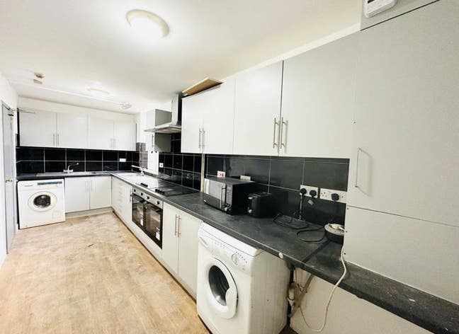 1 Stunning Double Room Available NOW Main Photo