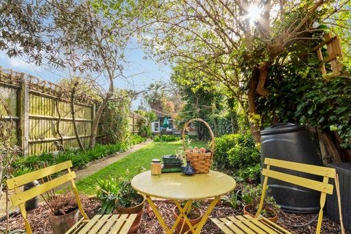 Large Master bedroom w/shower, 5 mins to station Main Photo