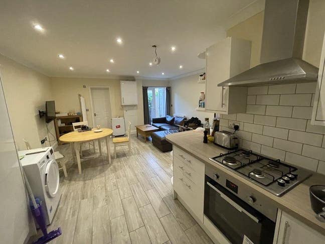 1 x Double en-suite in huge 2 bed flat + Garden Main Photo