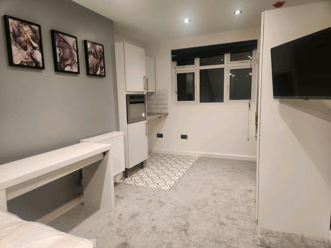 Stunning Studio Room Available  Main Photo
