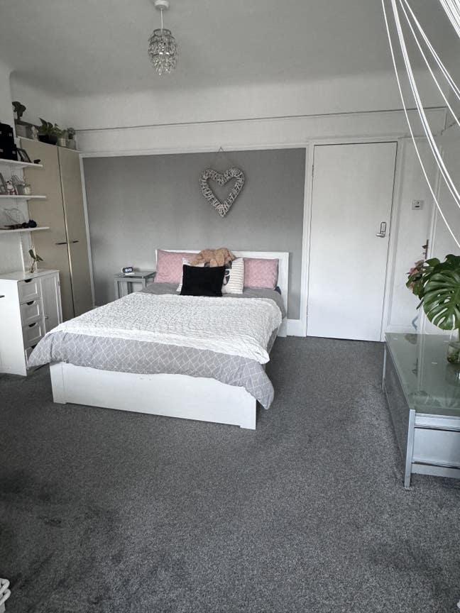 Big Spacious Bedroom Main Photo