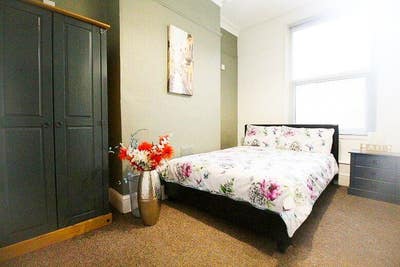 Comfortable Modern Double En-suite Room Main Photo