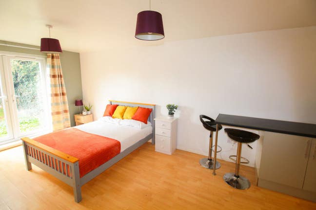 Large Double Ensuite Room Available @Lincoln Main Photo