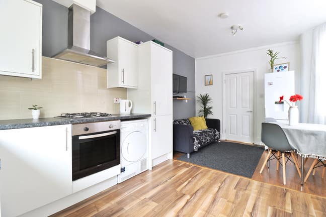 En-suite in Recently Renovated Home -Surrey Quays Main Photo