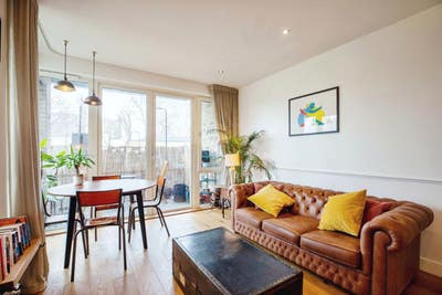 Room in a cozy home/own bathroom in Haggerston Main Photo