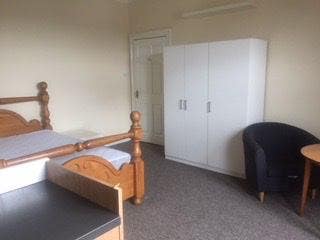 Suit mature single person, walk to Wakefield   Main Photo