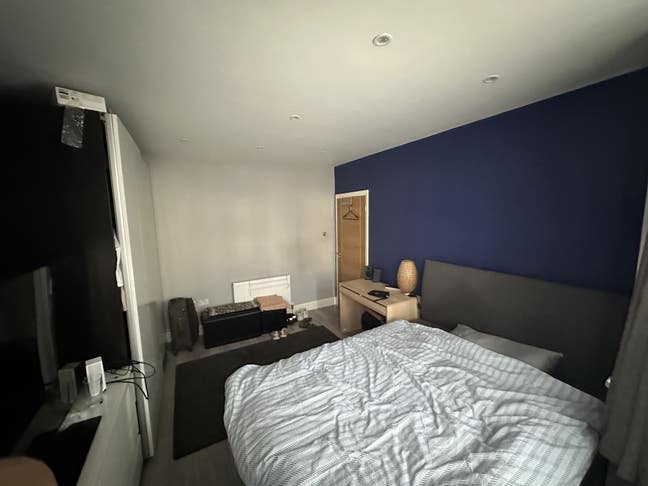 Large double room two foot away separate shower Main Photo