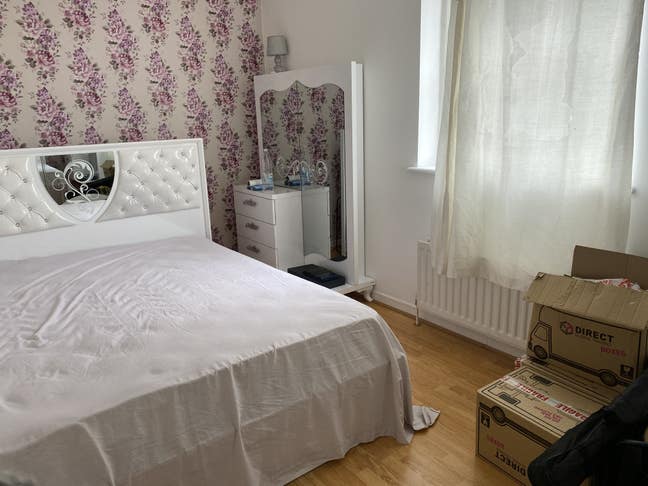 Newly painted double room Main Photo