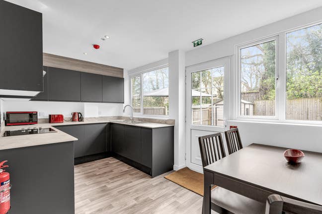  Bedroom with ensuite & parking 2 minutes from sta Main Photo