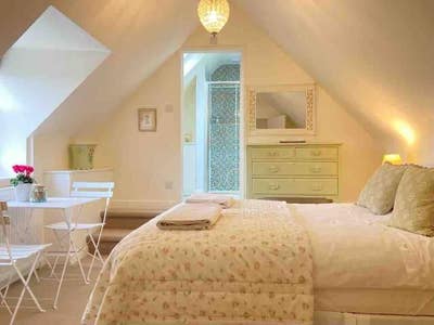 Spacious kingsize ensuite with private staircase  Main Photo