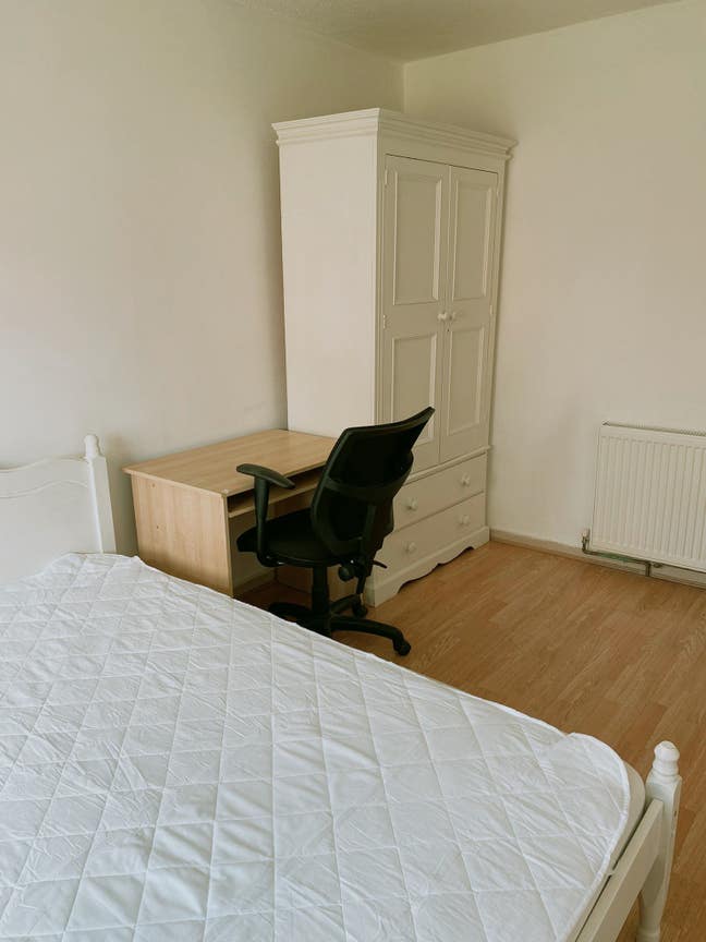 1 large double room available in Brighton Hill   Main Photo