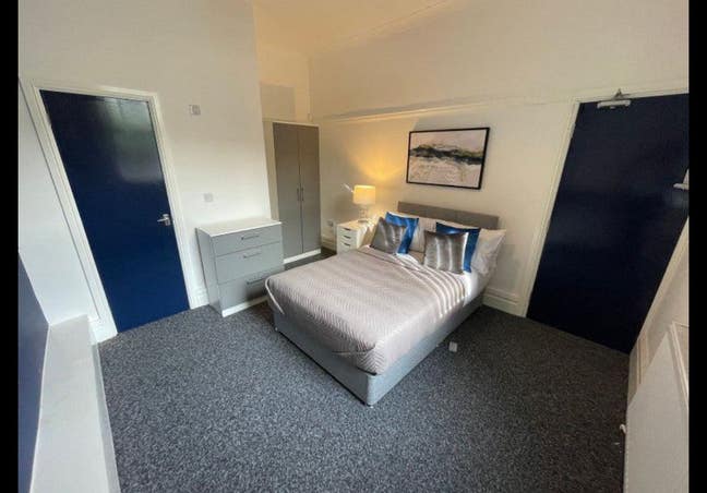 Double room in a shared house Main Photo