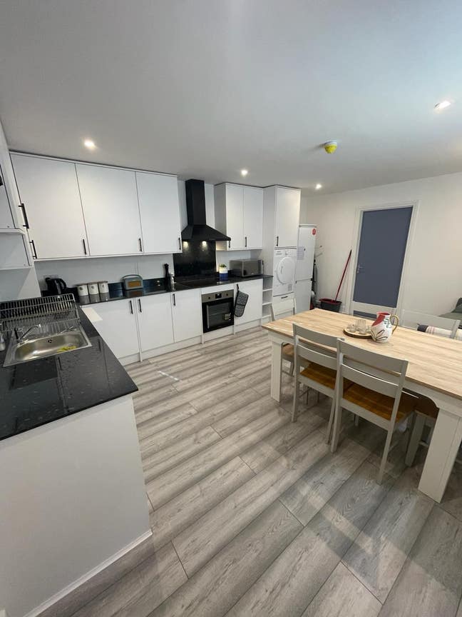 Spacious newly refurbished double bedrooms rooms Main Photo