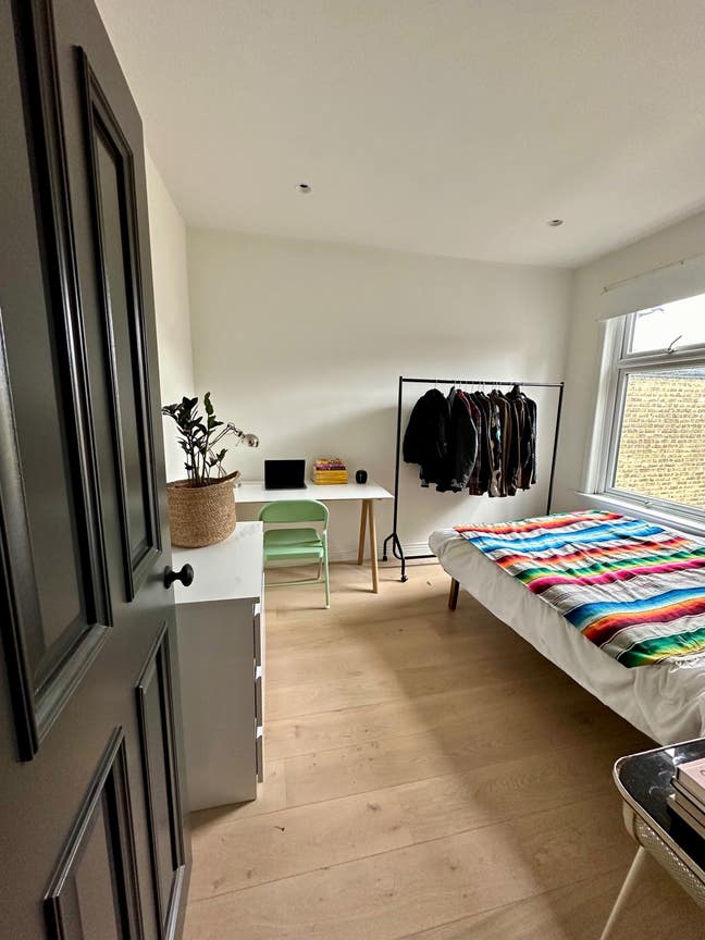 Bright Double Room in Leyton House Main Photo