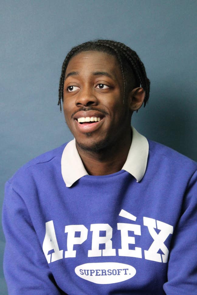 Looking comfy and social room in Brighton Main Photo