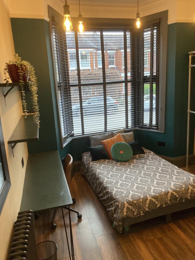 Newly decorarated Double Ensuite Rm 5 min to tube Main Photo