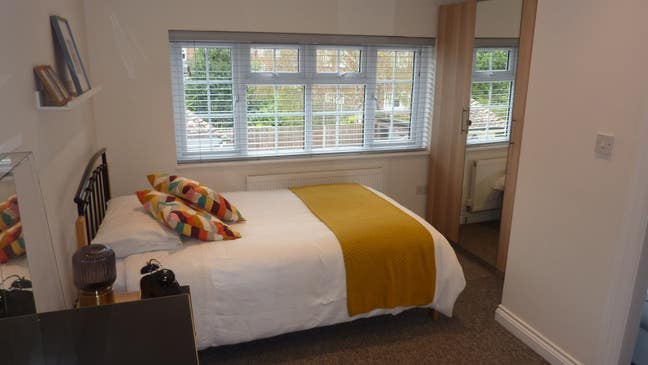 Modern, large and bright double ensuite room  Main Photo
