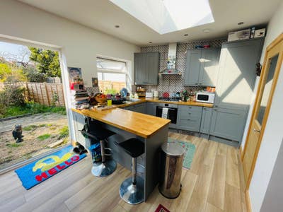 Box room in spacious house Morden/ South Wimbledon Main Photo