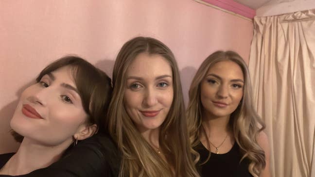 2 gals looking to move into London Main Photo