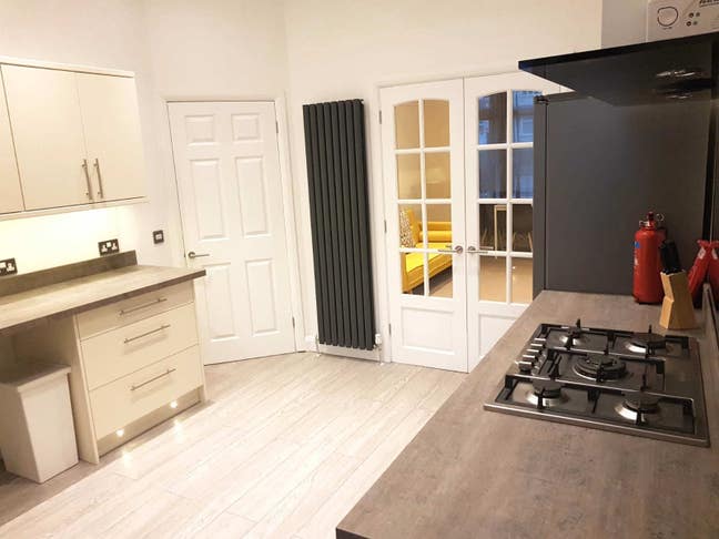 ** Large Modern En Suite Room -All Bills Included! Main Photo