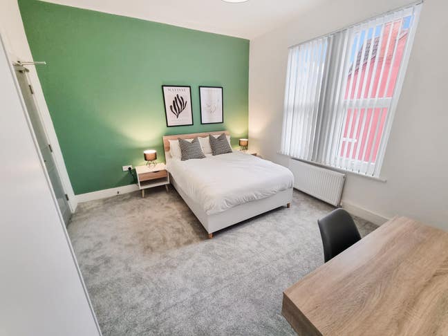 Beautiful Ensuite Room Opposite Birkenhead Park Main Photo
