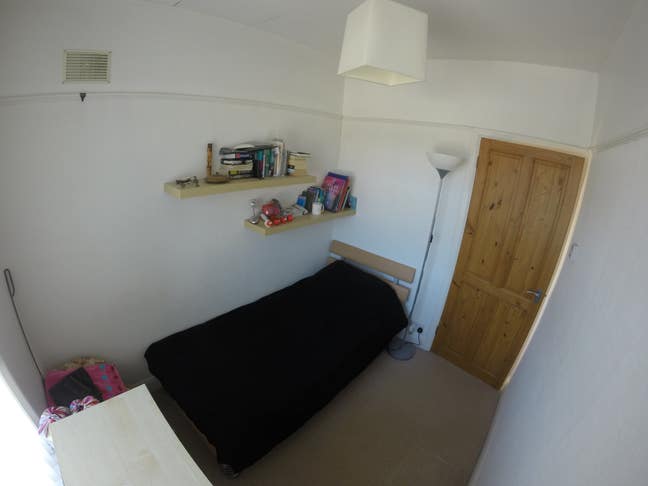 Double and Single Rooms Available in Modern House Main Photo