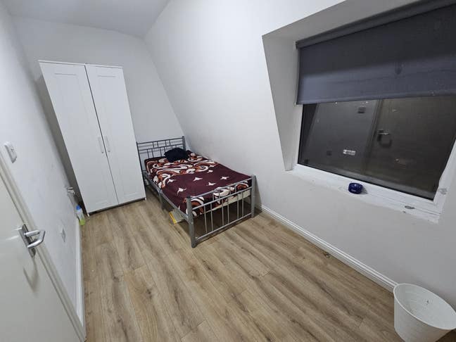 Walking distance to Canning Town Station  Main Photo